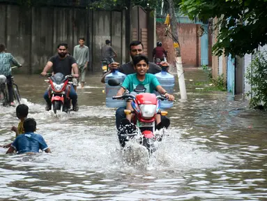 Warga mengendarai sepeda motor di jalanan yang terendam banjir setelah hujan lebat mengguyur Lahore, Punjab, Pakistan, 20 Agustus 2020. Sebanyak 18 orang tewas dan banyak lainnya terluka akibat hujan lebat di Punjab. (Xinhua/Sajjad)