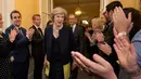 Sejumlah staf bertepuk tangan menyambut Theresa May dan suaminya Philip usai bertemu Ratu Elizabeth di 10 Downing Street, London, (13/7). Theresa May terpilih setelah pemilihan internal Partai Konservatif yang berkuasa. (REUTERS/Dominic Lipinski/Pool)