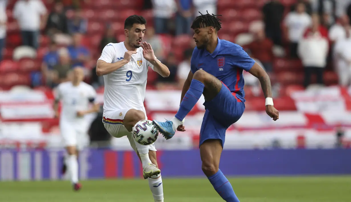 Bek Timnas Inggris, Tyrone Mings berebut bola dengan penyerang Timnas Rumania, Andrei Ivan pada laga pemanasan jelang Piala Eropa 2020 di Riverside Stadium, Minggu (6/6/2021). Bertanding menghadapi Rumania, Inggris menang tipis 1-0. (AP Photo/Scott Heppell, Pool)