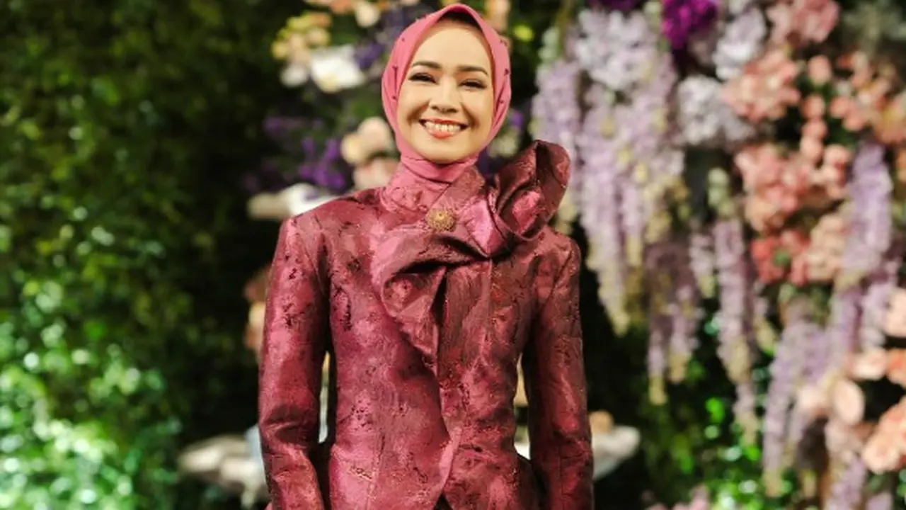 Alya Rohali Pakai Gaun Merah saat Hadiri Pernikahan Sang Putri