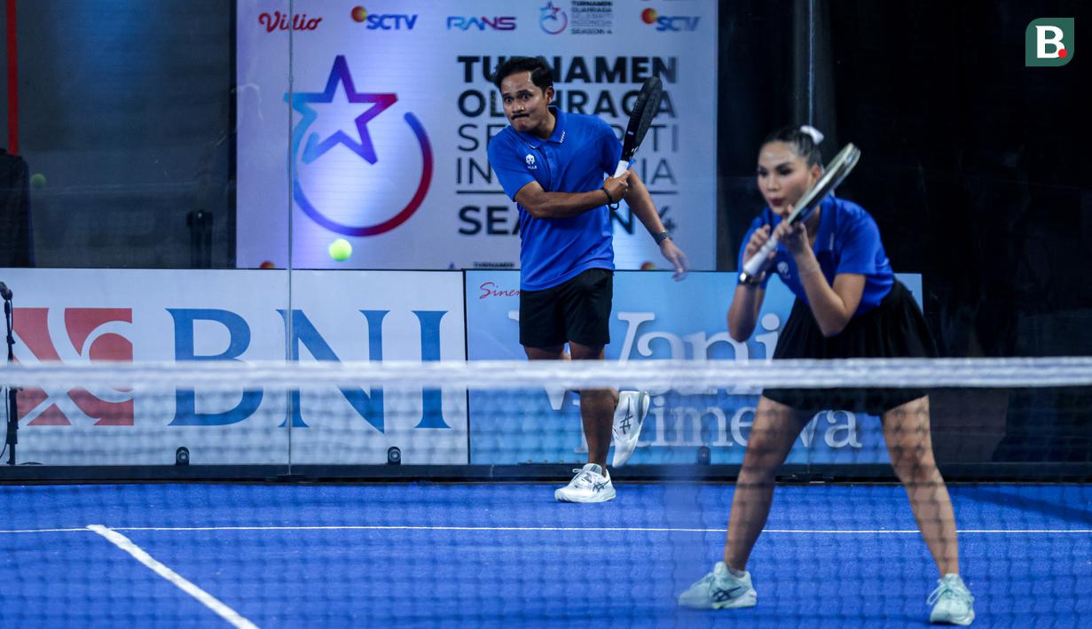 <p>Pasangan selebritas Indonesia, Tanta Ginting dan Denalta Eunike memukul bola ke arah pasangan Emyr Razan dan Valerie Tifanka dalam laga final ganda campuran padel Turnamen Olahraga Selebriti Indonesia (TOSI) Season 4 di GOR UNJ, Rawamangun, Minggu (09/11/2025). (Bola.com/Bagaskara Lazuardi)</p>