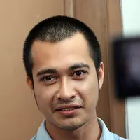 Pengadilan Negeri Jakarta Selatan telah mengeluarkan putusan sidang kepada Eza Gionino dengan menjatuhkan hukuman empat bulan rehabilitasi. (Deki Prayoga/Bintang.com)