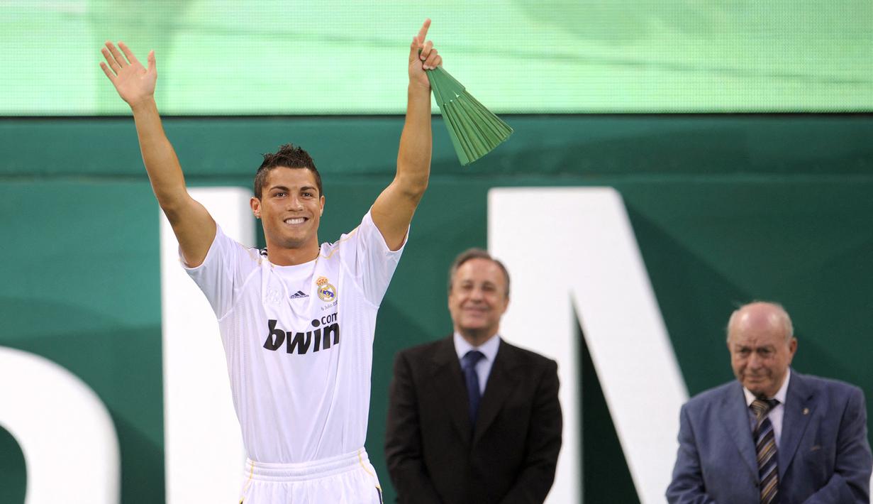 Cristiano Ronaldo. Real Madrid mendatangkannya dari Manchester United pada awal musim 2009/2010 dengan nilai transfer 94 juta euro. Selama 6 musim, ia mampu mencetak 450 gol yang berujung 4 trofi Liga Champions, 2 Laliga, 2 Copa del Rey dan gelar individu lainnya. (AFP/Pierre-Philippe Marcou)