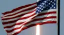 Roket milik SpaceX, Falcon 9 meluncur dari Pad 39-A di Pusat Antariksa Kennedy di Cape Canaveral, Florida, Sabtu (30/5/2020). Peluncuran roket tersebut disaksikan langsung oleh  Presiden AS Donald Trump didampingi wakilnya Mike Pence. (AP/Charlie Riedel)