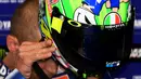 Valentino Rossi saat menggunakan helm barunya pada sesi tes bebas Moto GP Italian Grand Prix di Sirkuit Mugello, Italia (3/6/2017). (AFP/Vincenzo Pinto)