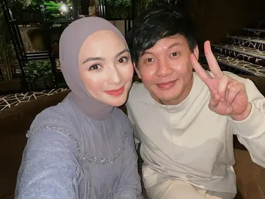 Citra Kirana bagikan potret pertemuannya dengan Andi Arsyil di Instagram. Punya kesibukan masing-masing, keduanya tentu susah untuk bertemu jika tidak ada momen tak disengaja ataupun project yang mempertemukan keduanya. Dalam sinetron Tukang Bubur Naik Haji tahun 2012 silam, Citra dan Andi Arsyil berperan sebagai suami istri, bahkan keduanya sempat didoakan untuk berjodoh di dunia nyata. (Liputan6.com/IG/@citraciki)