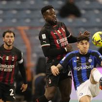 Bek Inter Milan Alessandro Bastoni berebut bola dengan penyerang AC Milan Divock Origi dalam pertandingan final Piala Super Italia 2022 di King Fahd International Stadium, Riyadh, Arab Saudi, Kamis (19/1/2023) dini hari WIB. Berkat hasil ini, Inter pun sukses meraih trofi juara Piala Super Italia 2022. (AP Photo/Hussein Malla)