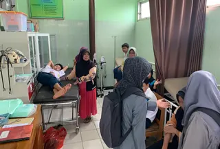 Para siswa korban keracunan MBG mendapatkan perawatan medis di Puskesmas Montong, Tuban. (Liputan6.com/Ahmad Adirin)