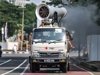 Petugas Palang Merah Indonesia (PMI) menggunakan kendaraan Gunners Spraying saat penyemprotan disinfektan di Jakarta, Selasa (6/7/2021). PMI melakukan penyemprotan disinfektan secara rutin dengan menggunakan kendaraan Gunners Spraying berkapasitas 5.000 liter. (merdeka.com/Iqbal S. Nugroho)