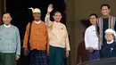 Presiden Myanmar yang baru terpilih Win Myint melambaikan tangan kepada media di luar parlemen di Naypyitaw, Rabu (28/3). Dia menyisihkan dua kandidat presiden lain, salah satunya calon yang didukug militer Myanmar, Myint Swe. (AP/Aung Shine Oo)