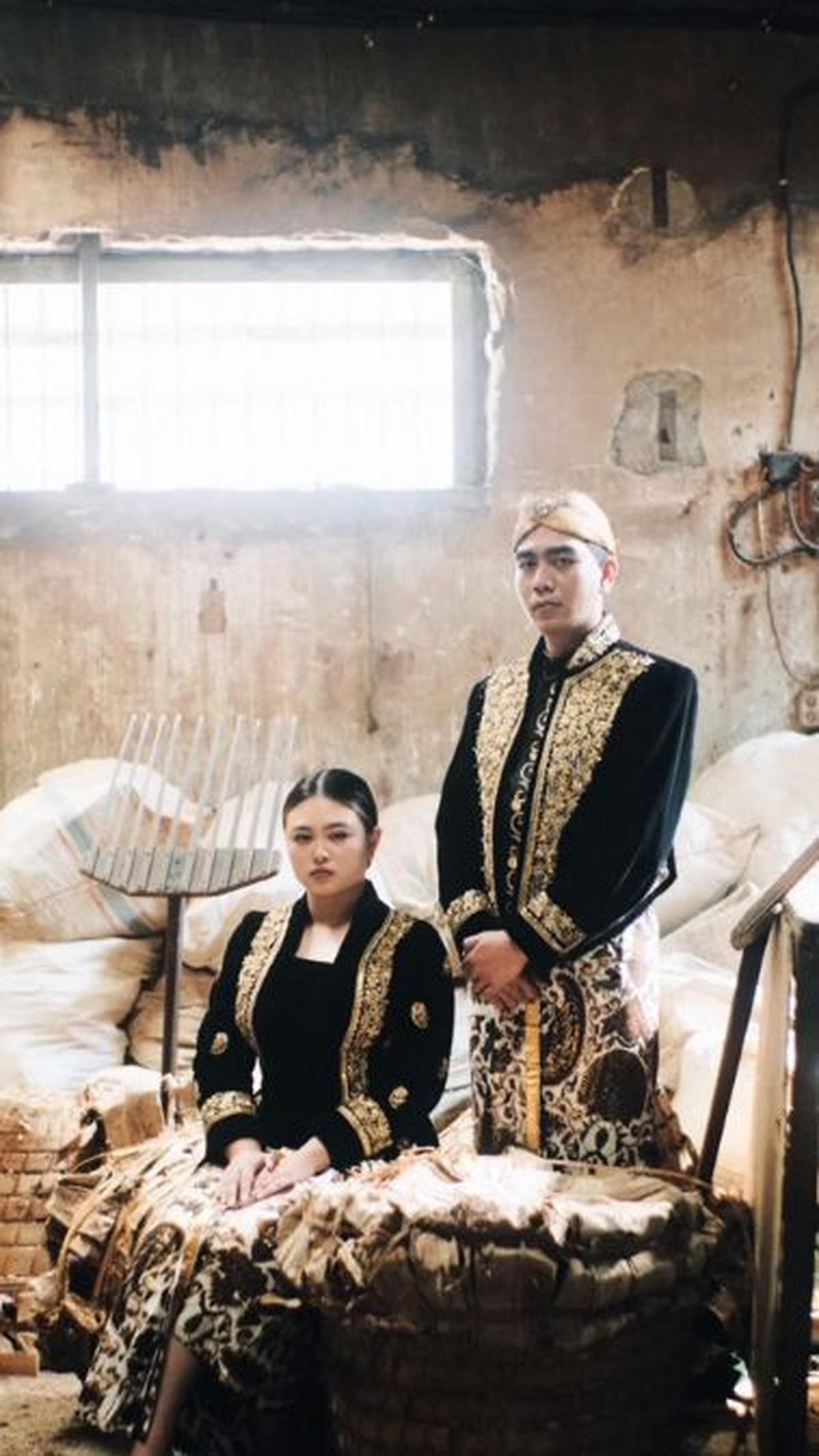 Pasangan calon pengantin ini juga&nbsp; berpose di gudang dengan tumpukan tembakau sebagai latar belakangnya.
