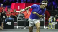 Roger Federer dari Tim Eropa, merunduk di bawah bola yang dikembalikan saat bermain dengan Rafael Nadal selama pertandingan ganda Piala Laver melawan Jack Sock dan Frances Tiafoe dari Tim Dunia di arena O2 di London, Jumat (23/9/2022). Petenis berusia 41 tahun itu juga mengatakan keluarga akan menjadi prioritas setelah dirinya gantung raket apalagi Federer selalu ingin memulai babak baru apabila dia pensiun. (AP Photo/Kin Cheung)