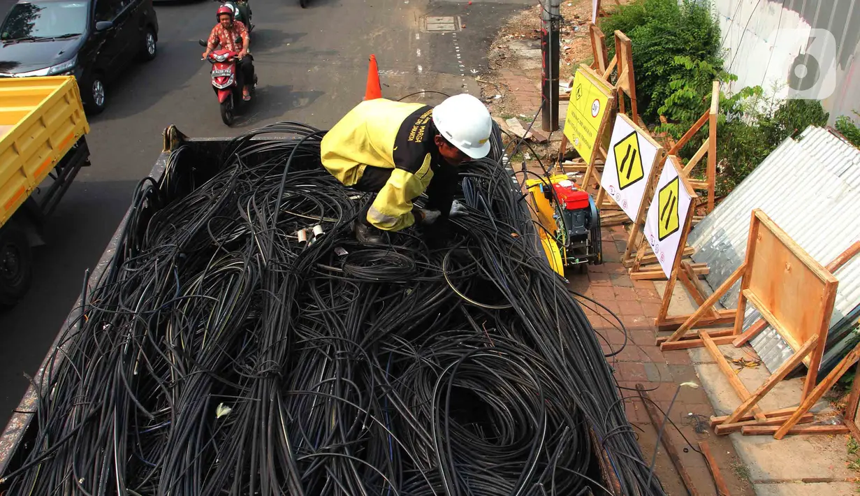 Kabel udara yang dipindahkan itu berada di Jalan Agus Salim, Jalan Yusuf Adiwinata dan Jalan Gereja Theresia. (merdeka.com/Imam Buhori)