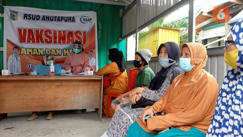 vaksinasi pedagang pasar tradisional di Kota Palu