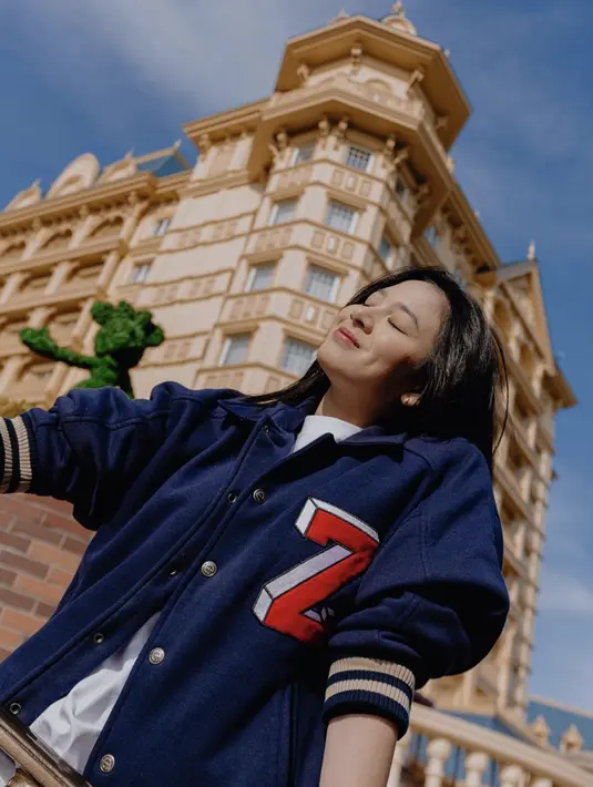 Kali ini iya juga tampil sederhana namun penuh gaya dengan bomber jacket.  [Foto: Instagram/ Zee JKT48]