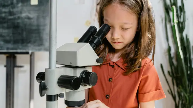 anak sedang melihat mikroskop
