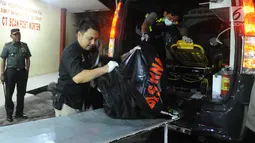 Petugas mengevakuasi kantong jenazah korban jatuhnya pesawat Lion Air JT 610 di RS Polri Kramat Jati, Jakarta Timur (29/10). RS Polri telah menyiapkan 66 dokter dan tenaga ahli untuk melakukan pemeriksaan dan identifikasi. (merdeka.com/Arie Basuki)