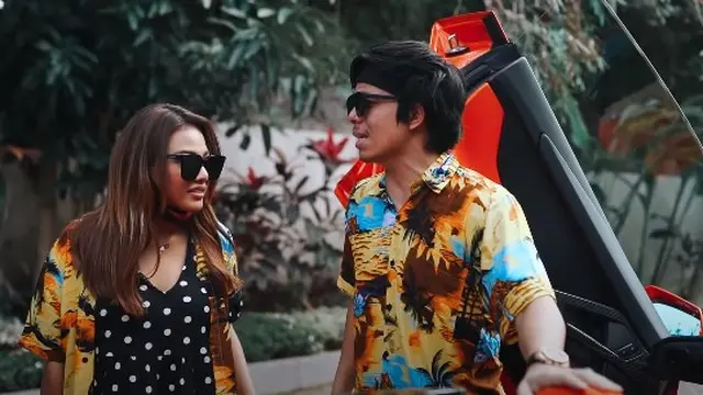 7 Potret Aurel Hermansyah dan Atta Halilintar di Bali, Mobil Mewahnya Jadi Sorotan
