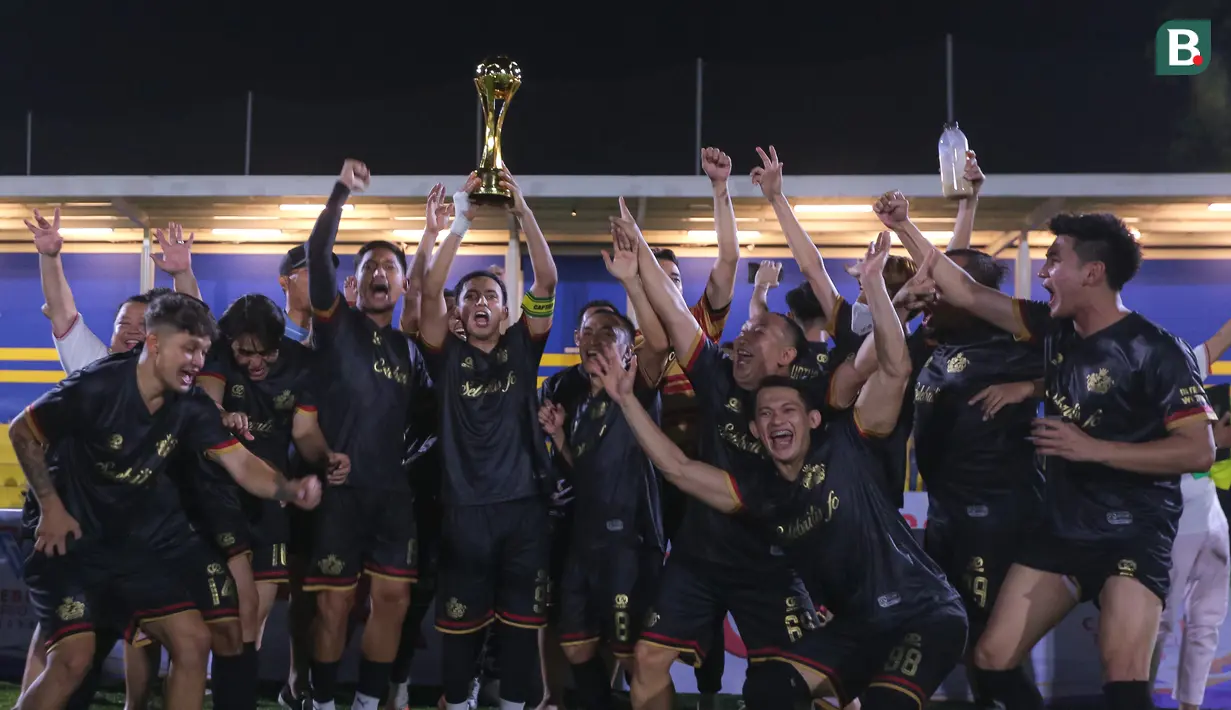 Pemain Selebritis FC mengangkat trofi setelah berhasil mengalahkan Colossus FC pada laga Celebrity Trofeo Cup 2023 yang beralangsung di DM Sport, Ciledug, Tangerang, Minggu (29/10/2023). (Bola.com/Bagaskara Lazuardi)