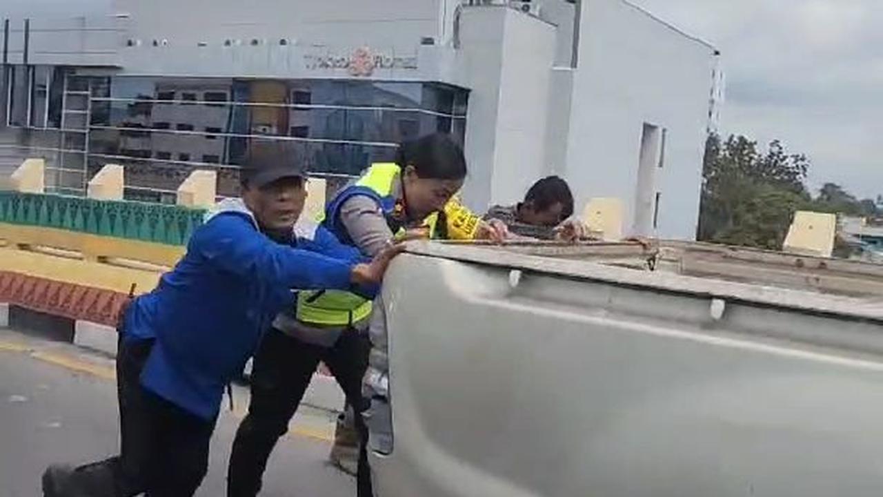 "Tertangkap kamera momen Kasat Lantas Polresta Pekanbaru Kompol Birgitta Atvina Wijayanti saat membantu mendorong mobil warga yang mogok, di Flyover Simpang Harapan Raya," tulis akun instagram @pkukini.<br>