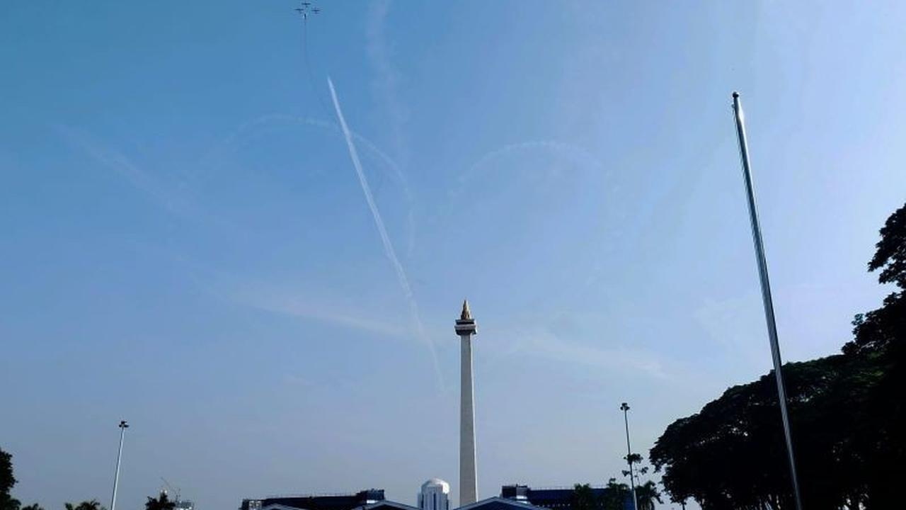 Wow! Atraksi Pesawat AU Monas Memukau Warga dengan Formasi Hati dan Kembang Api Jelang HUT ke-80 TNI