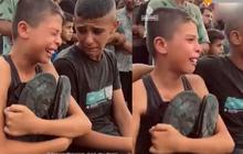 Jerit Tangis Bocah Laki-laki di Gaza, Peluk Sepatu Mendiang Ayah yang Dibunuh Israel