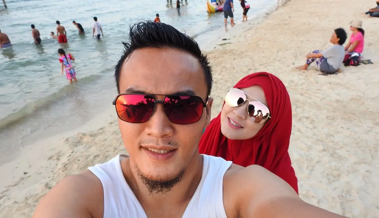 Singkat cerita Okie Agustina dan Gunawan Dwi Cahyo lantas menikah siri pada 10 Februari sebelum Gunawan berangkat ke Bahrain. Setelah pulang, tanggal 13 Juli 2012 keduanya nikah resmi. (dok. Pribadi)