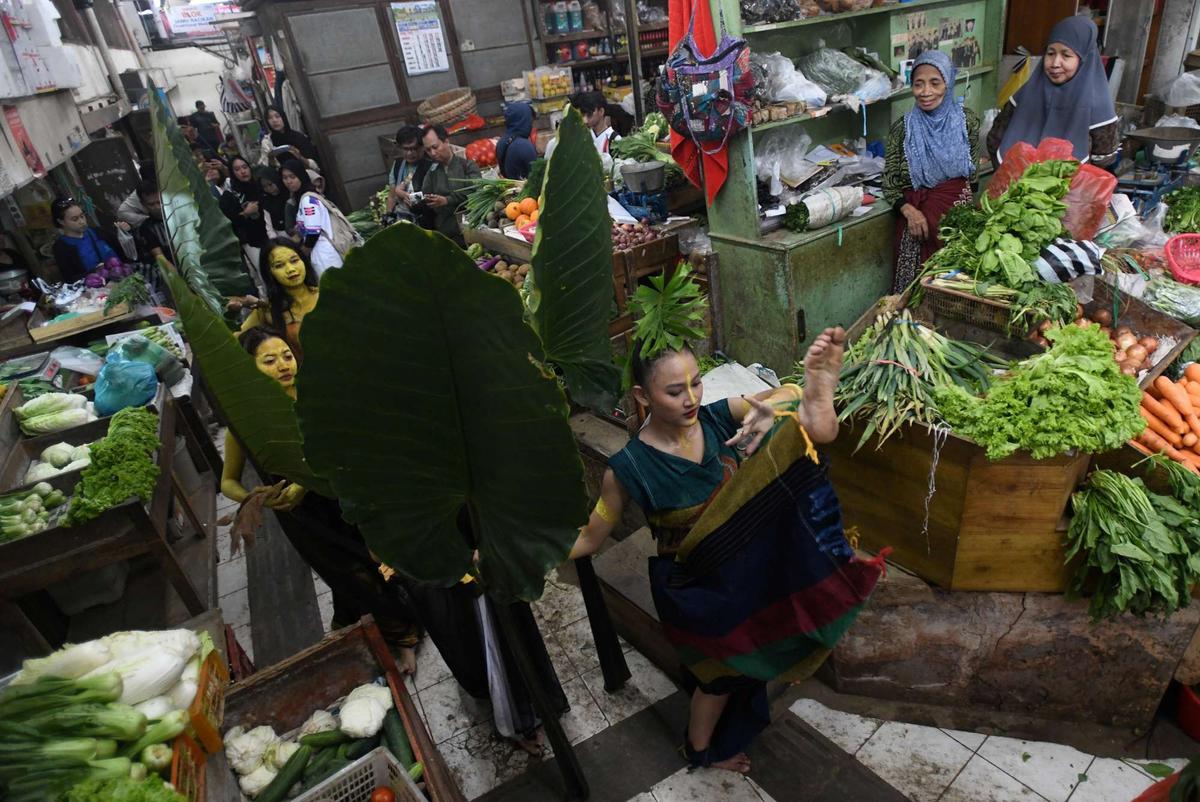 Aksi penari tampil di tengah pasar tradisional