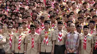 Presiden Jokowi (tengah) berfoto bersama dengan anggota delegasi gerakan Pramuka Indonesia, Jakarta, Jumat (24/7). 462 kontingen Pramuka Indonesia akan berkiprah di Jambore Dunia ke-23 di Kirarahama, Yamaguchi, Jepang. (Liputan6.com/Faizal Fanani)
