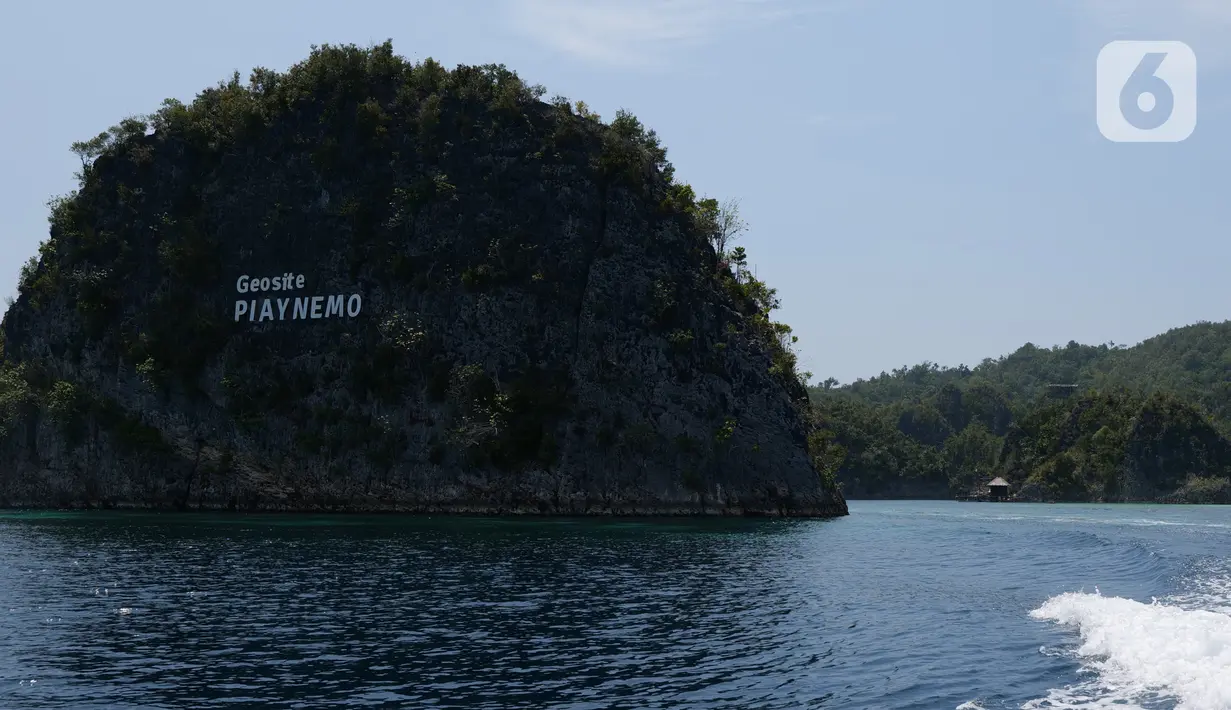 Suasana keindahan alam di sekitar Piaynemo, Raja Ampat, Papua Barat, Jumat (22/11/2019). Keindahan dan panorama alam masih menjadi daya tarik utama wisatawan  baik lokal maupun mancanegara berkunjung ke kawasan Raja Ampat. (Liputan6.com/Herman Zakharia)