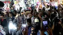 Cawagub DKI Jakarta, Sandiaga Uno berpose dengan tiga jari saat menyambangi ITC Mangga Dua, Jakarta Utara, Kamis (3/11). Di ITC tersebut, Sandiaga berkeliling untuk menyapa dan berdialog dengan pedagang serta pengunjung. (Liputan6.com/Gempur M Surya)