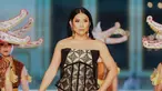 Dalam acara ini Anggun tampil menawan dengan gaun batik dari Ansoe. Banyak netizen dan penggemar memuji penampilannya yang memukai tersebut dengan berbagai pujian di kolom komentar Instagramnya. (Liputan6.com/IG/@teamanggun)