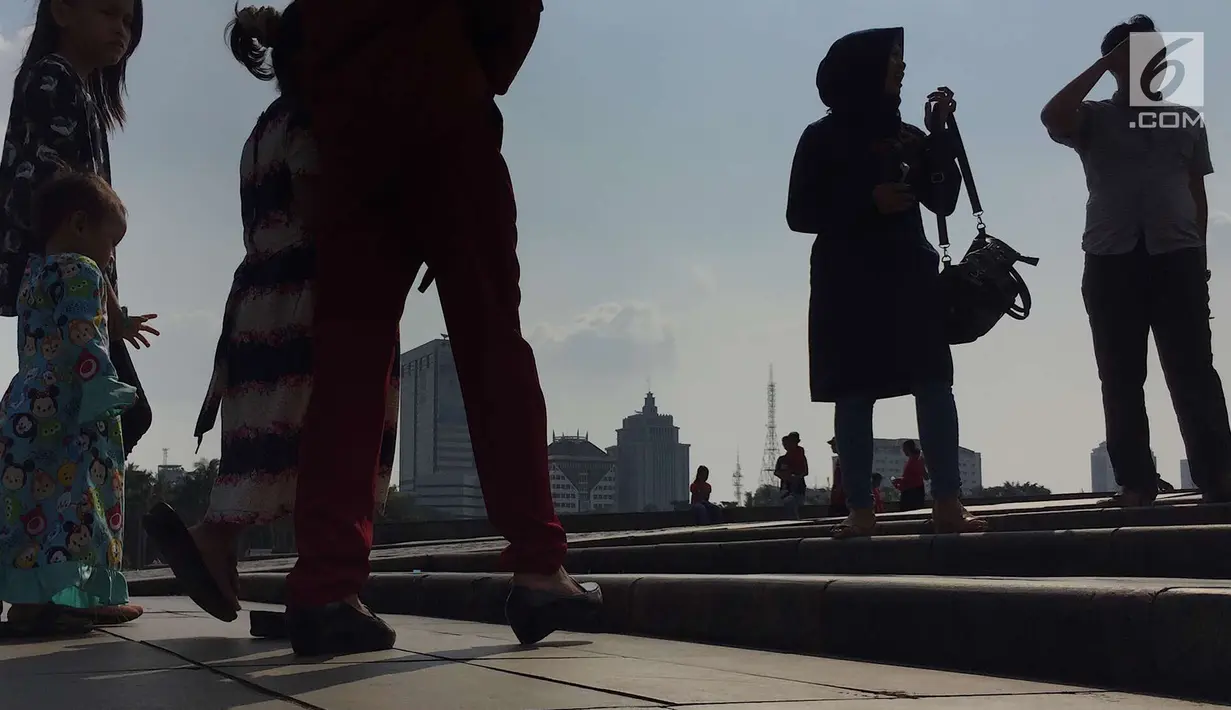 Pengunjung memadati kawasan wisata Monumen Nasional (Monas) di Jakarta, Minggu (17/6). Pengunjung memilih Monas sebagai destinasi wisata untuk mengisi hari libur. (Liputan6.com/Immanuel Antonius)