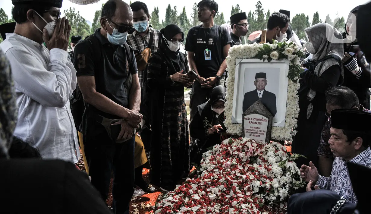 Warga berdoa saat berziarah ke makam Ketua Dewan Pers Azyumardi Azra di Taman Makam Pahlawan (TMP) Kalibata, Jakarta Selatan, Selasa (20/9/2022). Ketua Dewan Pers 2022 - 2025 Azyumardi Azra wafat di Malaysia karena sakit dan akan dimakamkan di TMP Kalibata. (merdeka.com/Iqbal S Nugroho)