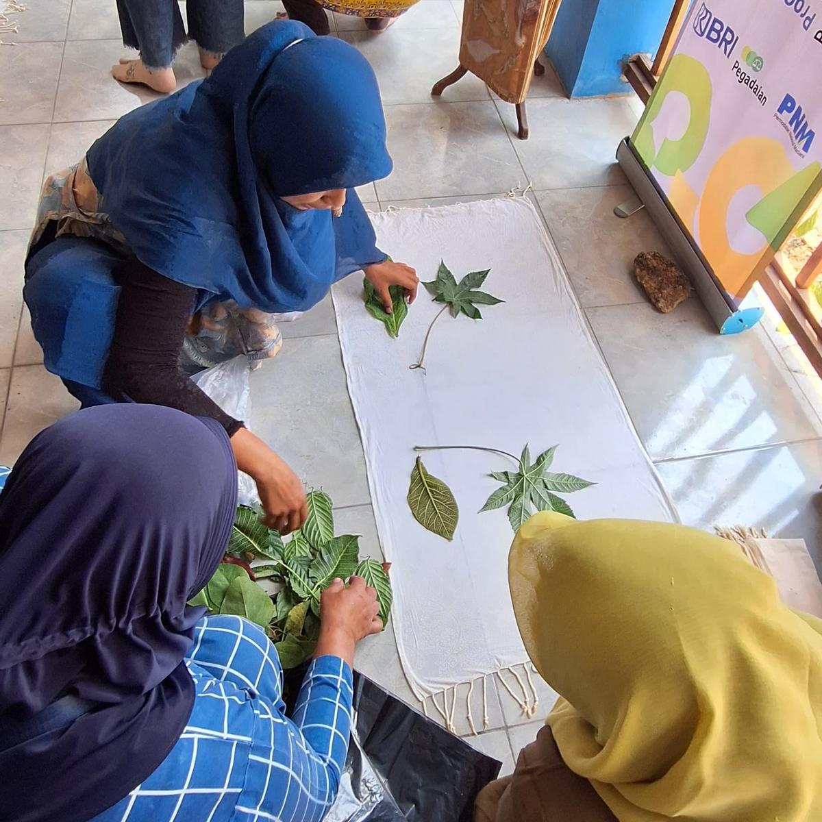 PNM Berdayakan Pengrajin Batik Lewat Teknik Ecoprint di Kampung Madani