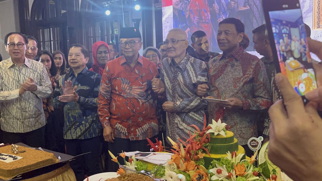 Acara syukuran ulang tahun ke-88 Anggota Wantimpres Irjen Pol (Purn) Sidarto Danusubroto di Hotel Bidara, Jakarta Selatan, Selasa (11/6/2024). (Liputan6.com/Winda Nelfira)