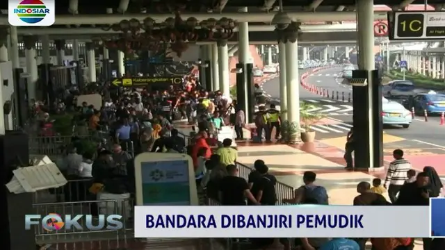 Penumpang Banjiri Terminal Domestik di Bandara Soetta