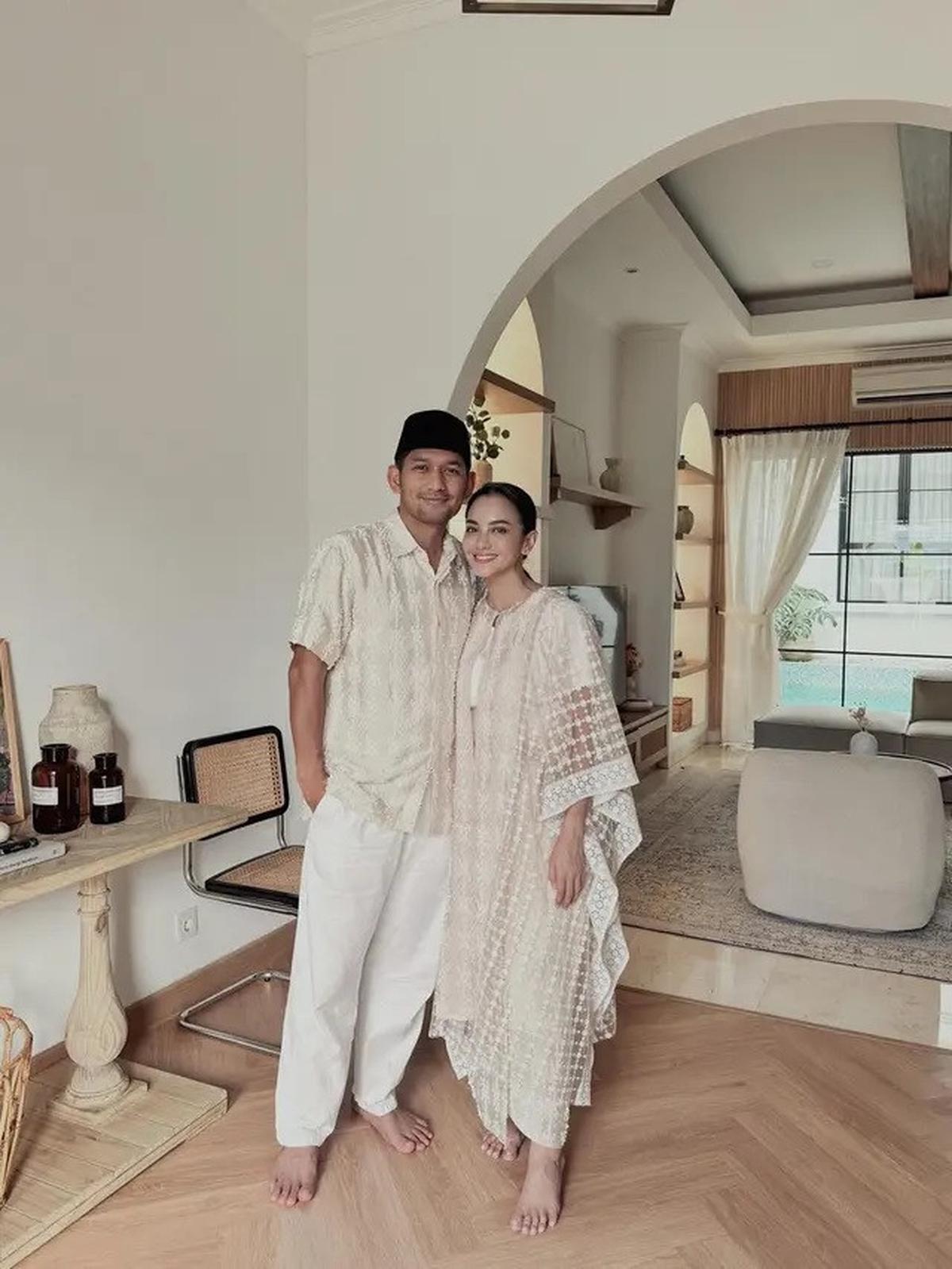 Inspirasi Baju Lebaran Couple 2025, Gaya Serasi Artis dari Enzy Storia hingga Maudy Ayunda