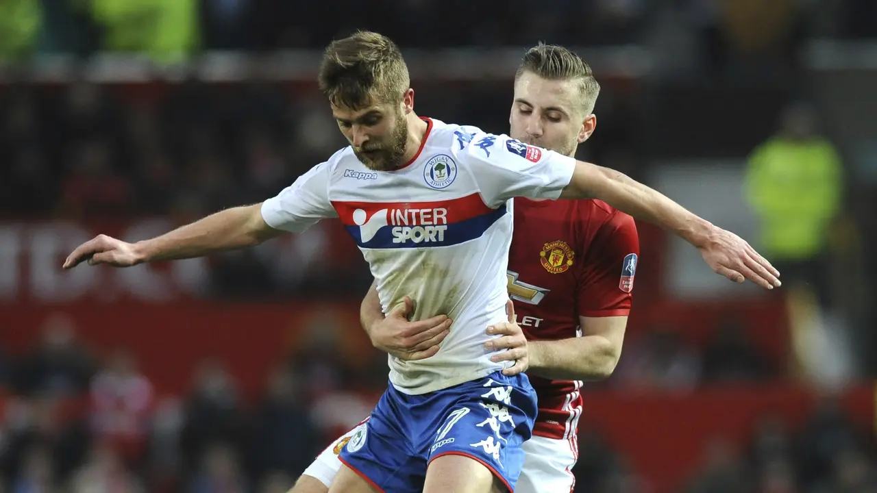 Bek Manchester United Luke Shaw (kanan) beberapa kali jadi korban kritik Jose Mourinho. 