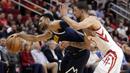 Pebasket Houston Rockets, Austin Rivers, berusaha merebut bola dengan pemain Denver Nuggets, Jamal Murray, pada laga NBA di Toyota Center, Selasa (8/1). Houston Rockets menang 125-113 atas Denver Nuggets. (AP/Michael Wyke)