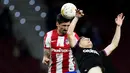 Bek Atletico Madrid Stefan Savic dan penyerang  Levante Jorge de Frutos melompat saat berebut bola dalam pekan ke-21 LaLiga 2021-22 di Estadio Wanda Metropolitano, Kamis (18/2/2022) dini hari WIB. Atletico Madrid takluk di kandang dari tim juru kunci Levante 0-1. (AP Photo/Manu Fernandez)