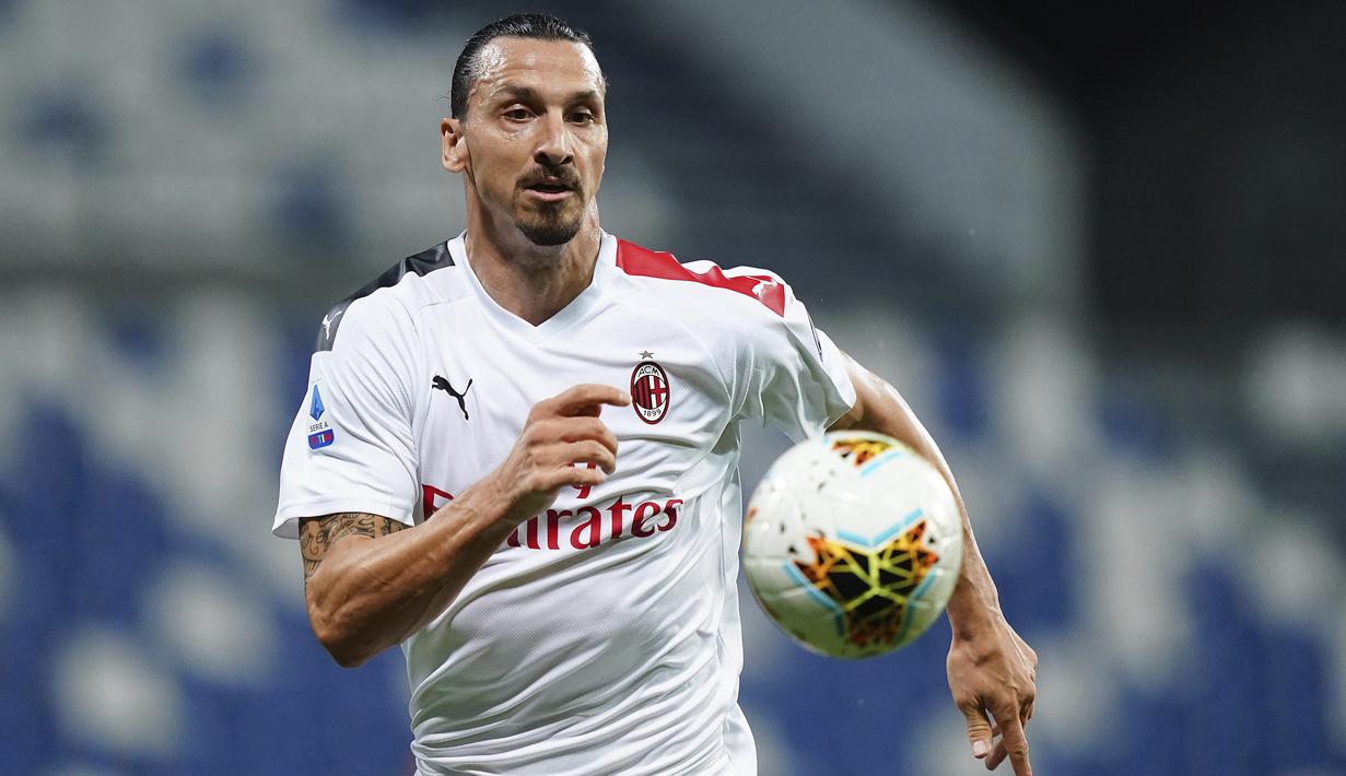 Striker AC Milan, Zlatan Ibrahimovic, mengejar bola saat menghadapi Sassuolo pada laga lanjutan Serie A pekan ke-35 di Mapei Stadium, Rabu (22/7/2020) dini hari WIB. AC Milan menang 2-1 atas Sassuolo. (Spada/LaPresse via AP)