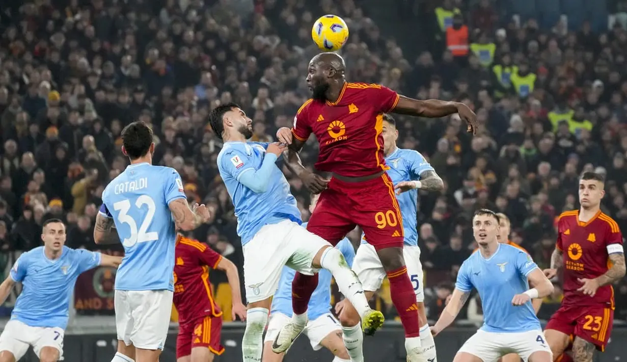 Pemain AS Roma, Romelu Lukaku, duel udara dengan pemain Lazio pada laga perempat final Coppa Italia 2023/2024 di Stadio Olimpico, Kamis (11/1/2024). (AP Photo/Gregorio Borgia)