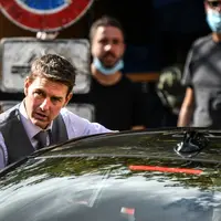 Aktor AS, Tom Cruise (tengah) terlihat sedang syuting film "Mission Impossible 7" di Roma, Italia, Selasa (6/10/2020). Proses pengambilan gambar "Mission Impossible 7" kembali dilanjutkan setelah sempat terhenti akibat pandemi COVID-19. (Photo by Alberto PIZZOLI / AFP)