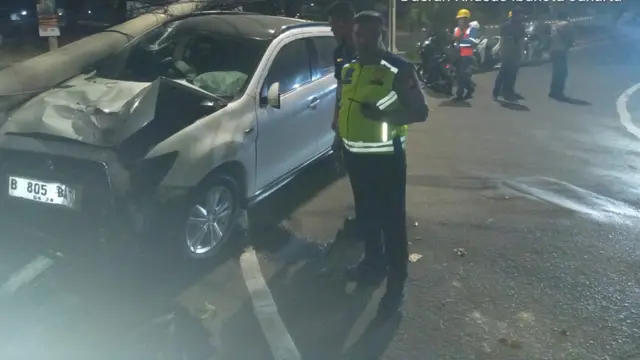 Mobil Hantam Tiang Listrik di Pluit Utara