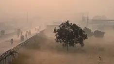 Orang-orang bepergian di sepanjang jalan di tengah kondisi kabut asap tebal di Lahore, Pakistan, Kamis (18/11/2021). Lahore telah dinyatakan sebagai kota dengan tingkat polusi udara tertinggi di dunia saat kabut asap beracun tebal melanda kota tersebut. (Arif ALI/AFP)