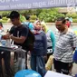 Warga memanfaatkan air minum gratis saat run for water di CFD, Jakarta, Minggu (25/3). Run For Water kolaborasi antara PAM Jaya, Palyja, dan Aetra mengkampanyekan hari air dunia 2018 mengajak masyarakat ayo peduli air Jakarta. (Liputan6.com/Angga Yuniar)