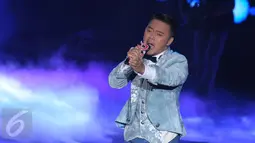 Penampilan Danang asal Indonesia dalam Grand Final D'Academy Asia 2015 di Studio 5 Indosiar, Jakarta, Senin (28/12). Malam puncak grand final D'Academy Asia akan digelar pada 29 Desember malam. (Liputan6.com/Herman Zakharia)