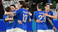 Para pemain Italia merayakan kemenangan setelah memenangkan pertandingan semifinal kualifikasi Piala Dunia 2026 zona Eropa antara Italia dan Irlandia Utara di stadion Gewiss di Bergamo, pada 26 Maret 2026. (Alberto PIZZOLI/AFP)