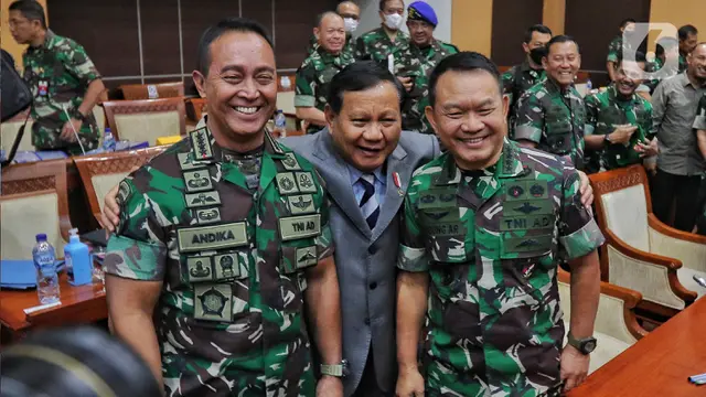 Momen Prabowo Rangkul KSAD Dudung dan Jenderal Andika di Hadapan Komisi I DPR